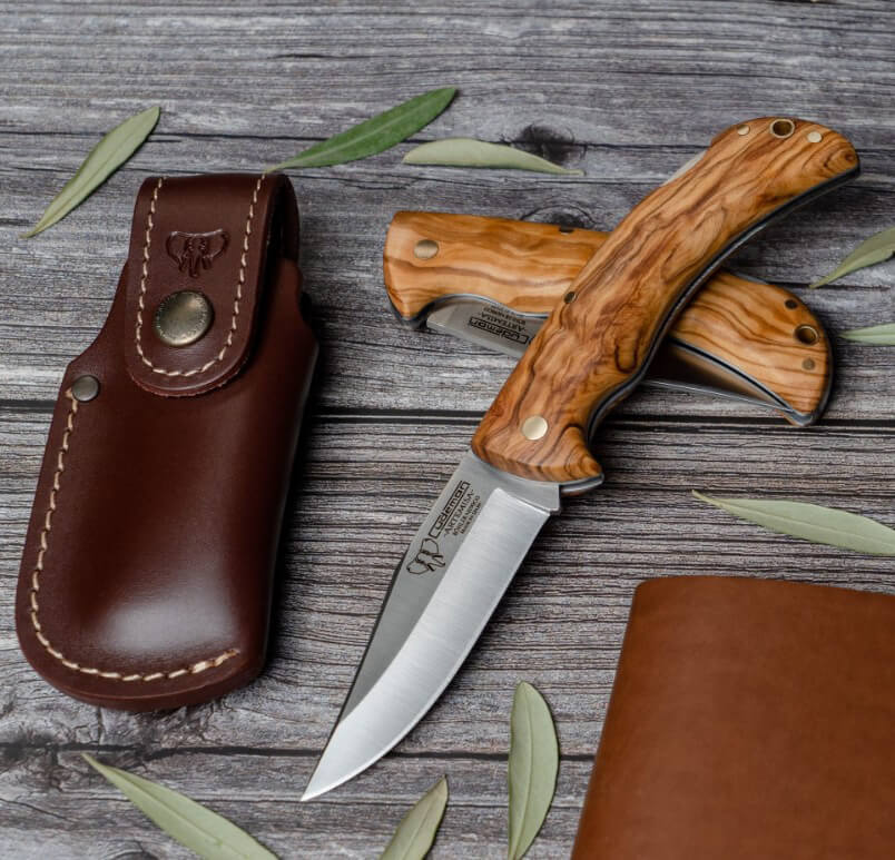 Navaja de caza Cudeman Artemisa con hoja de acero Böhler N690Co con funda de cuero marrón