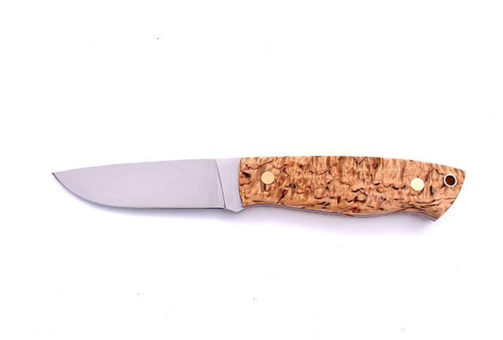 Brisa Trapper 95 con mango de madera de abedul rizado estabilizada y hoja flat de acero Böhler N690Co con funda Trapper