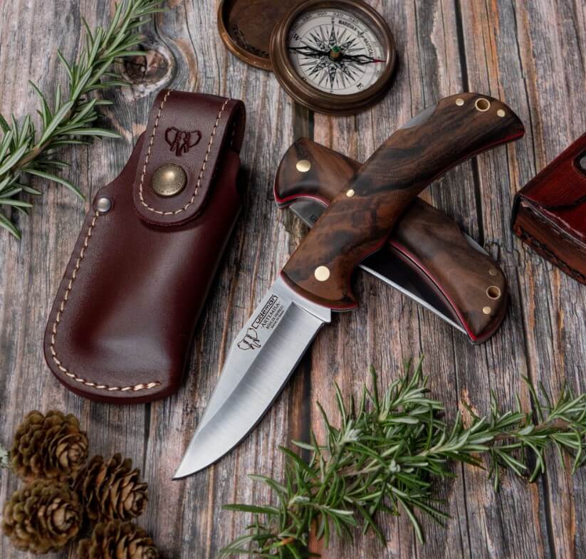 Navaja de caza Cudeman Artemisa con hoja de acero Böhler N690Co y mango de madera de nogal con funda de cuero marrón