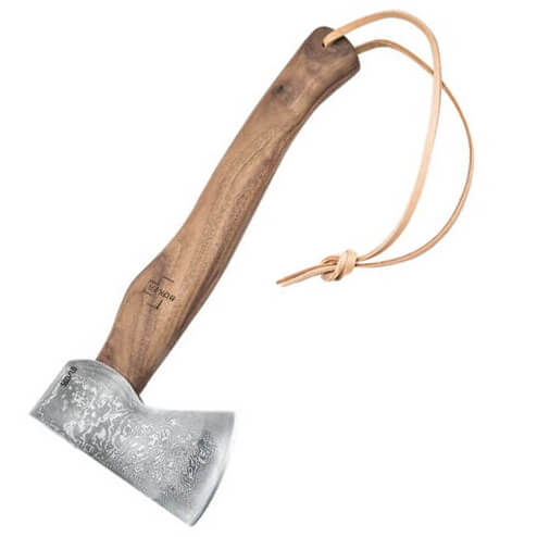 Hache tactique avec tete en acier Damas et etui en cuir inclus