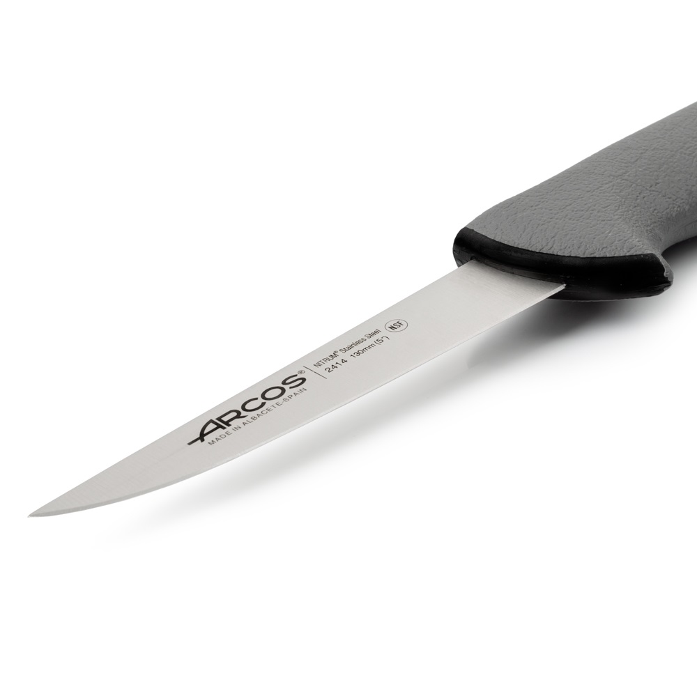 Arcos Fleischermesser mit 13 cm Klinge und schwarzem Doppelspritzguss-Griff