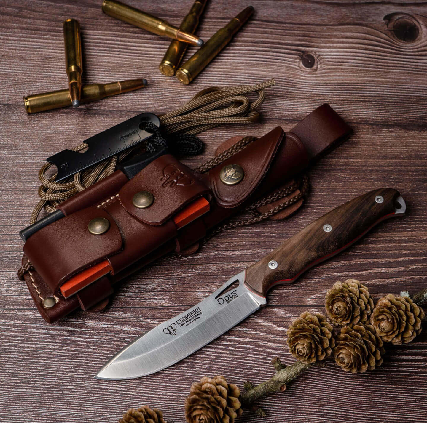 Coltello Nessmuk Cudeman OPUS Ness Wolf con manico in noce. Fodero completo in pelle