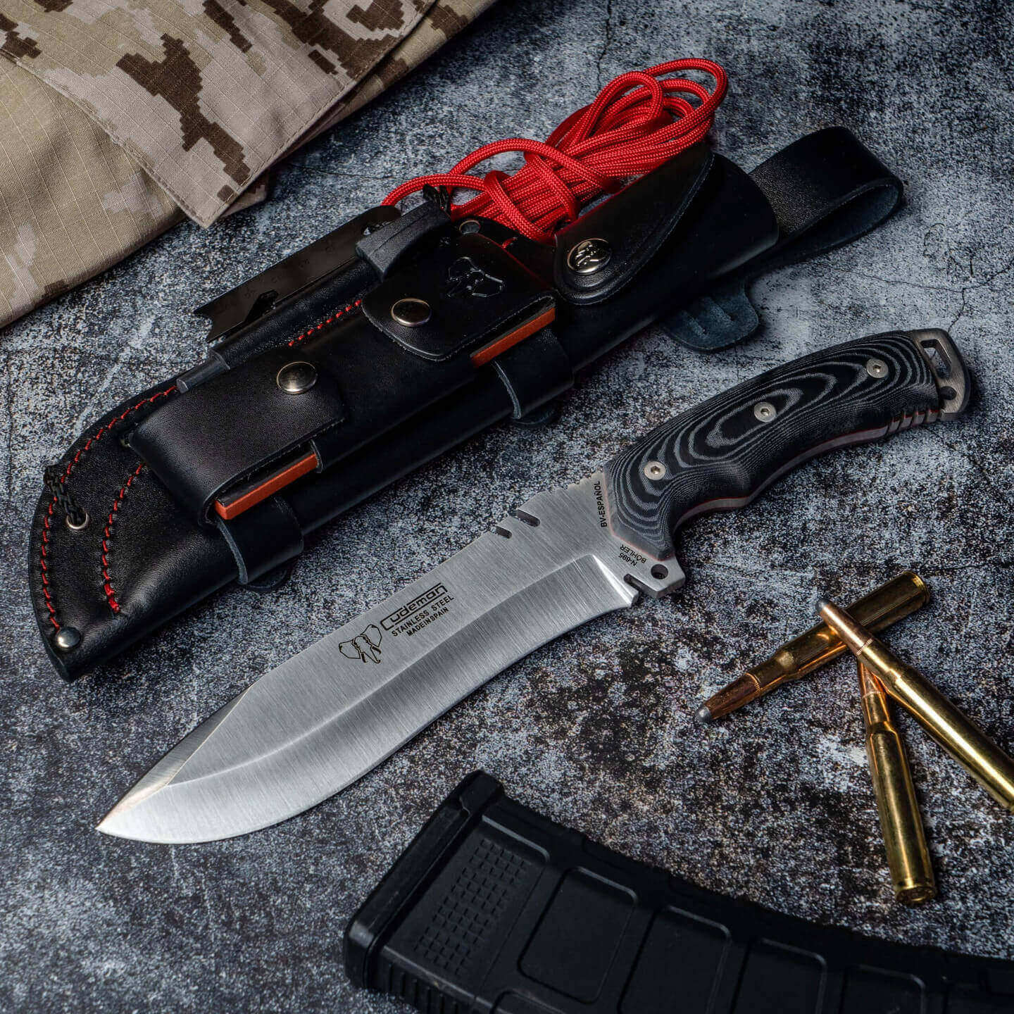 Coltello Boina Verde Español con manico in micarta nera. Fodero completo in pelle