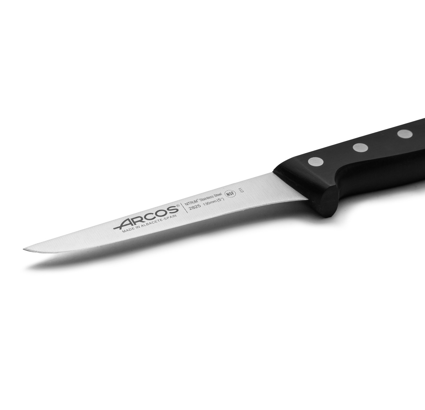 Cuchillo deshuesador Arcos Universal con mango de polioximetileno negro y hoja de 130 mm